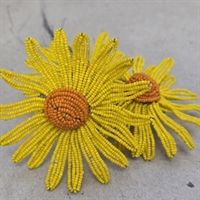 gul-perleblomst-mangebladet-orange-midte-gammel-fransk-blomst